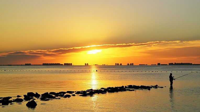 Amanecer con pescador