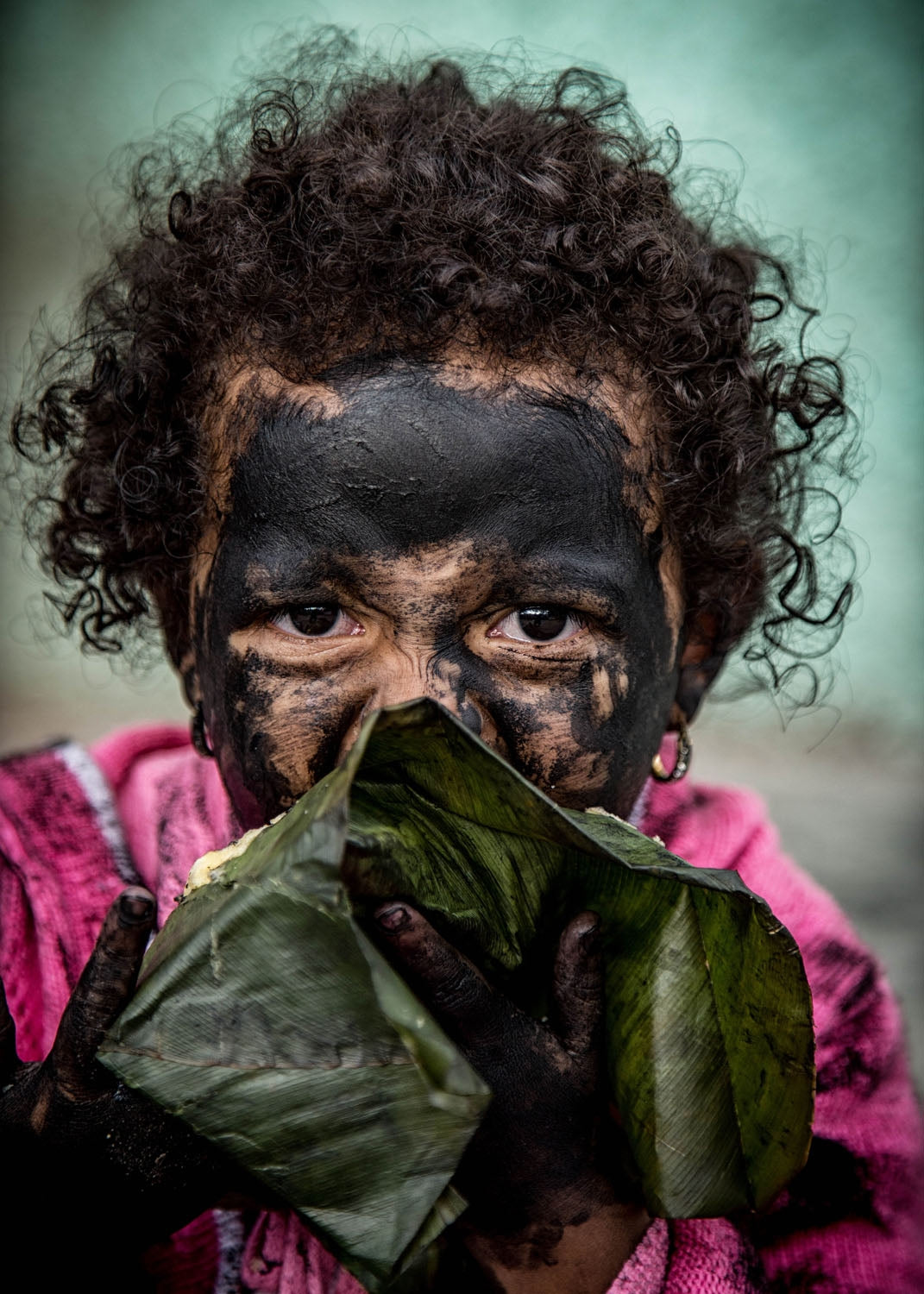 Niña comiendo Tamal